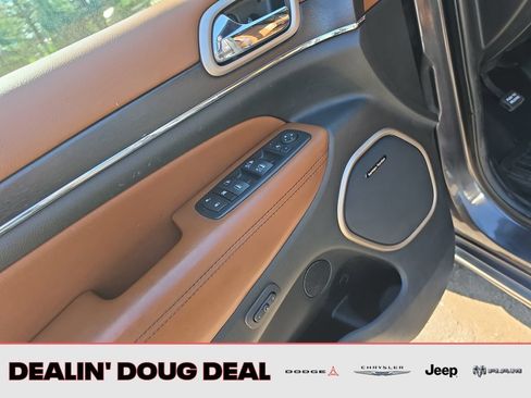 Used 2017 Jeep Grand Cherokee Summit w/ Platinum Series Group AWD/4WD image 12