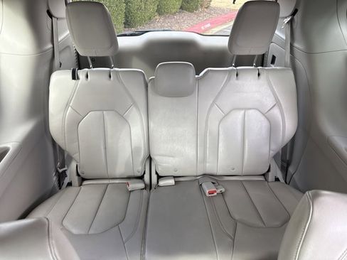 Used 2017 Chrysler Pacifica Touring-L w/ Tire & Wheel Group image 15