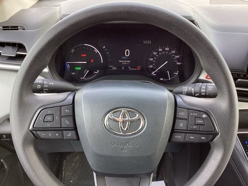 Used 2025 Toyota Sienna LE image 29