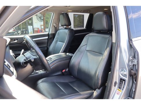 Used 2019 Toyota Highlander XLE AWD/4WD image 19