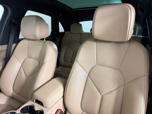 Certified 2023 Porsche Macan image 5