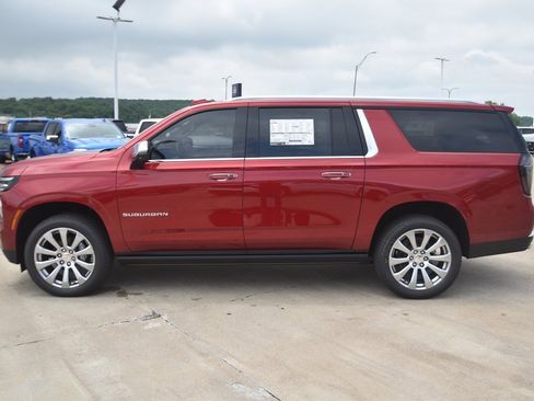 New 2025 Chevrolet Suburban Premier image 8