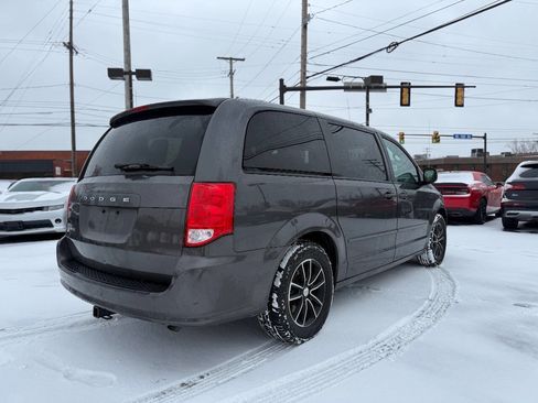 Used 2016 Dodge Grand Caravan SE image 3