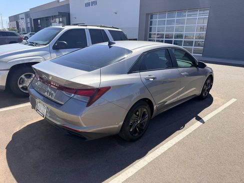 Used 2022 Hyundai Elantra SEL w/ Convenience Package FWD image 3