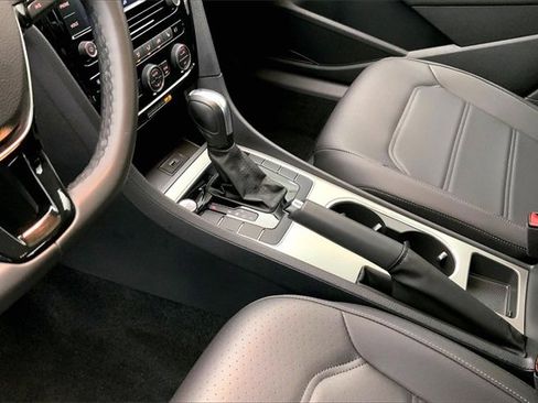 Used 2021 Volkswagen Passat 2.0T SE image 17