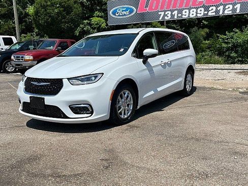 Used 2023 Chrysler Pacifica Touring-L FWD image 3