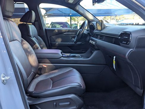 Used 2025 Honda Pilot Black Edition image 28