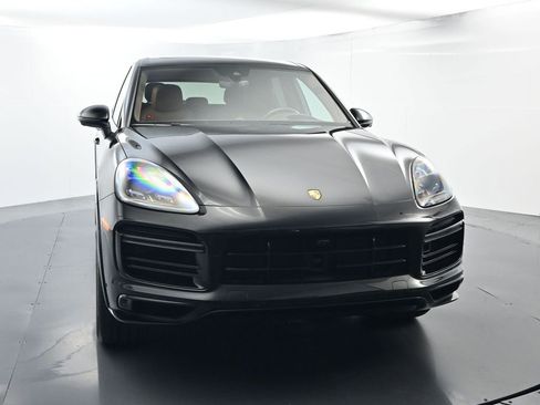 Certified 2022 Porsche Cayenne Turbo S AWD/4WD image 18