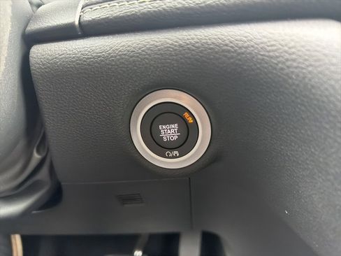 Used 2025 Chrysler Pacifica Select image 10