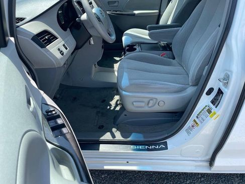 Used 2014 Toyota Sienna LE FWD image 10
