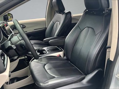 Used 2024 Chrysler Pacifica Touring-L FWD image 21