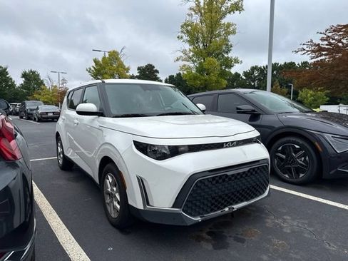 Used 2023 Kia Soul LX w/ LX Technology Package FWD image 6