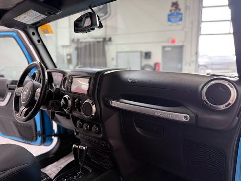 Used 2018 Jeep Wrangler Unlimited Rubicon w/ Cold Weather Group AWD/4WD image 15