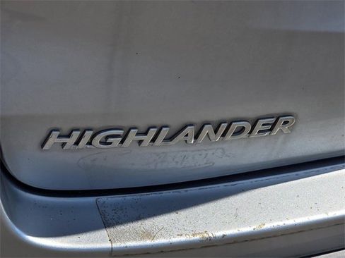 Used 2018 Toyota Highlander LE image 32