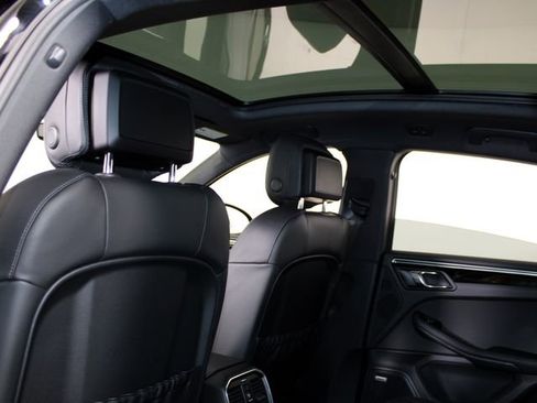 Certified 2023 Porsche Macan AWD/4WD image 21