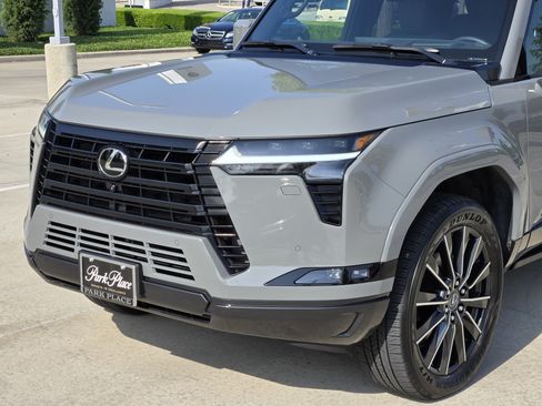 Used 2025 Lexus GX 550 w/ Accessory Package (2T) image 12