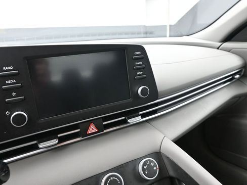 Certified 2025 Hyundai Elantra SE image 18