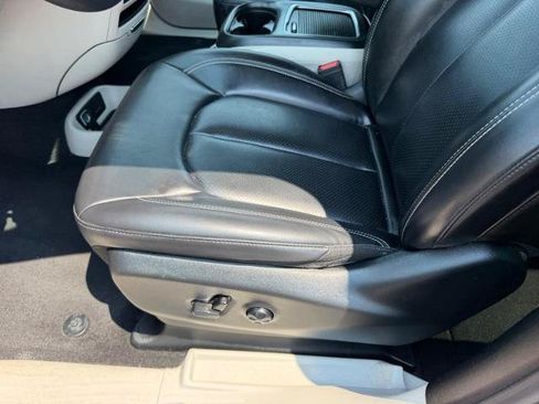 Used 2023 Chrysler Pacifica Touring-L FWD image 23