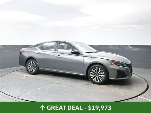 Used 2024 Nissan Altima 2.5 SV image 5