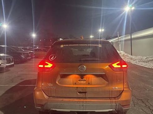 Used 2017 Nissan Rogue SV w/ SV Premium Package image 3