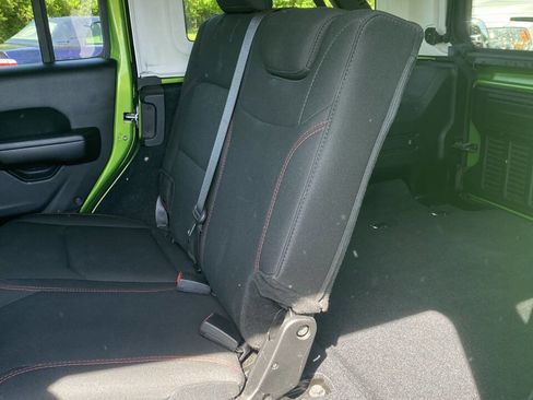 Used 2019 Jeep Wrangler Unlimited Rubicon w/ Cold Weather Group AWD/4WD image 18