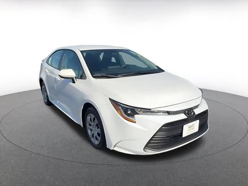Used 2025 Toyota Corolla LE image 3