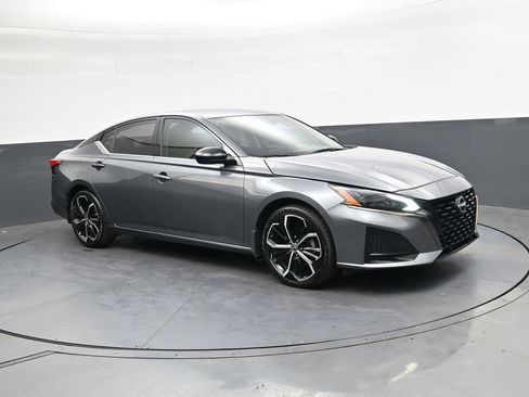 Used 2023 Nissan Altima 2.5 SR FWD image 2