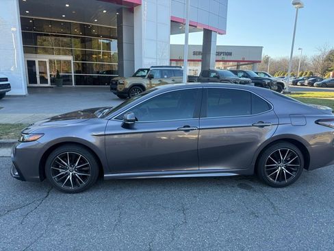 Used 2024 Toyota Camry SE image 1