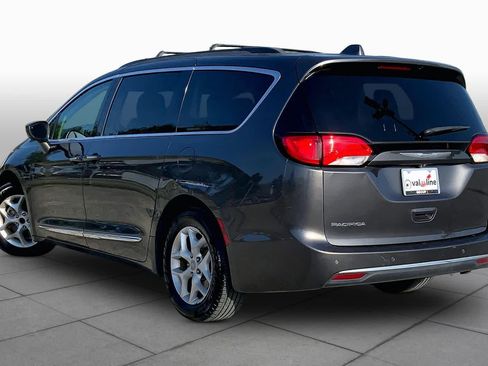 Used 2017 Chrysler Pacifica Touring-L w/ Tire & Wheel Group FWD image 12