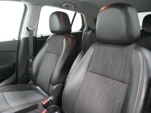 Used 2020 Chevrolet Trax LT w/ LT Convenience Package image 10