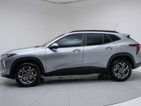 Used 2025 Chevrolet Trax LT w/ Driver Confidence Package image 2