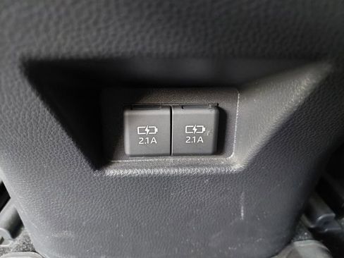 Used 2022 Toyota Venza LE image 22