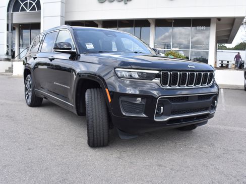 Used 2021 Jeep Grand Cherokee L Overland w/ Luxury Tech Group IV image 3