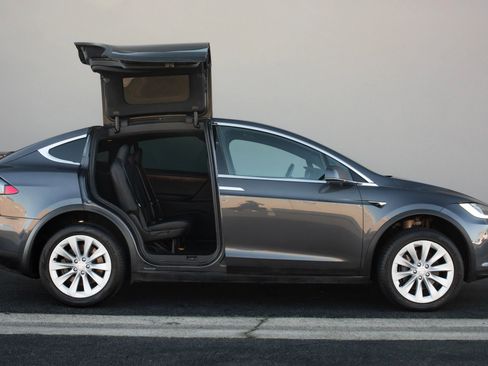 Used 2018 Tesla Model X 100D image 9