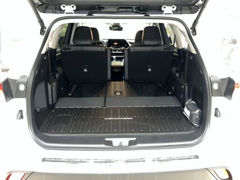 New 2026 Toyota Highlander XLE image 8