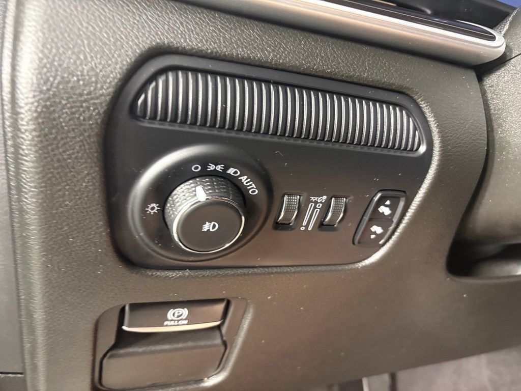 Used 2023 Jeep Wagoneer 4WD w/ Premium Group I image 30
