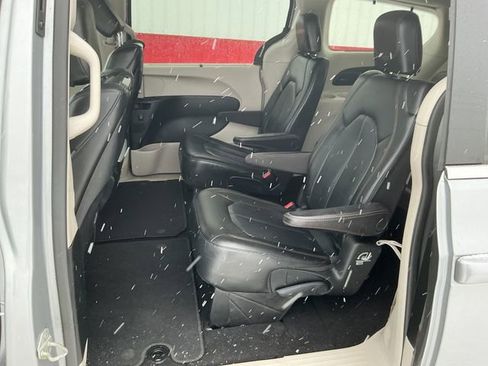 Used 2018 Chrysler Pacifica Touring-L Plus image 37