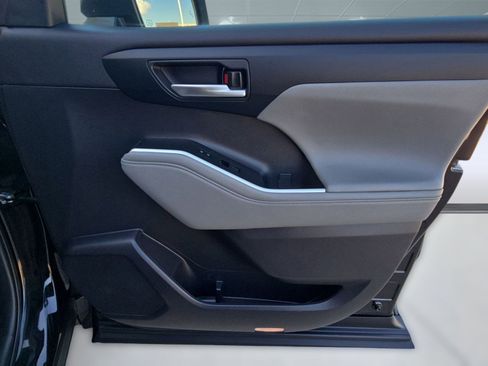 Used 2023 Toyota Highlander XLE image 28