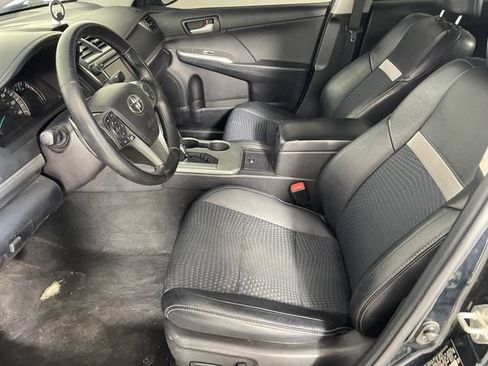 Used 2014 Toyota Camry SE w/ Moonroof Package FWD image 2