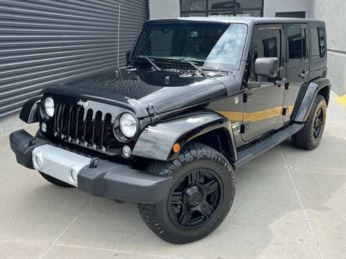 Used 2015 Jeep Wrangler Unlimited Sahara w/ Connectivity Group AWD/4WD image 2