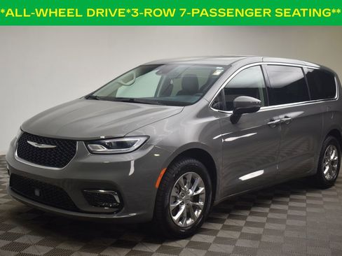 Used 2023 Chrysler Pacifica Touring-L AWD/4WD image 3