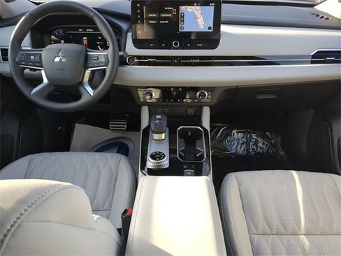 New 2025 Mitsubishi Outlander AWD image 18