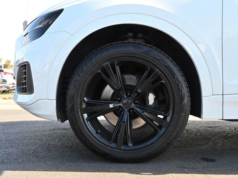 Used 2023 Audi Q8 Premium image 26