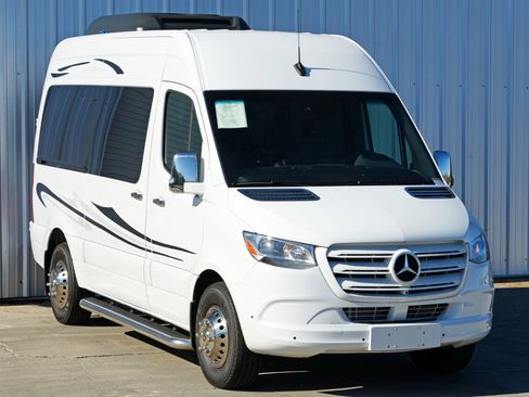Used 2024 Mercedes-Benz Sprinter 2500 image 45