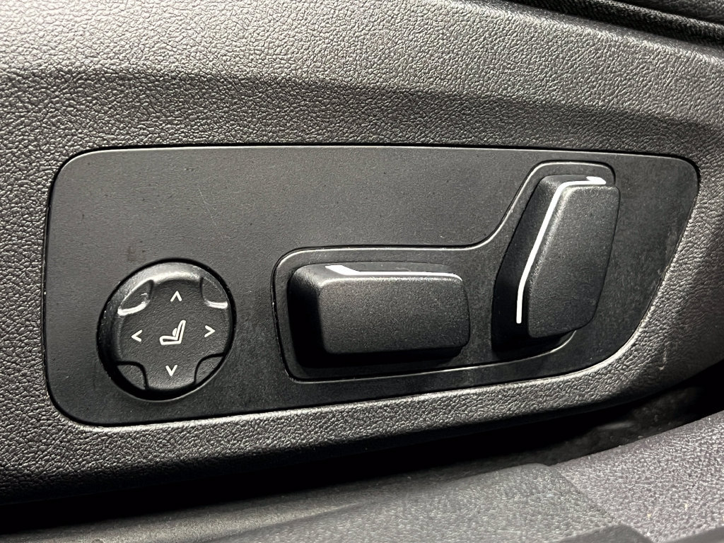 Used 2025 BMW 330i Sedan RWD image 19