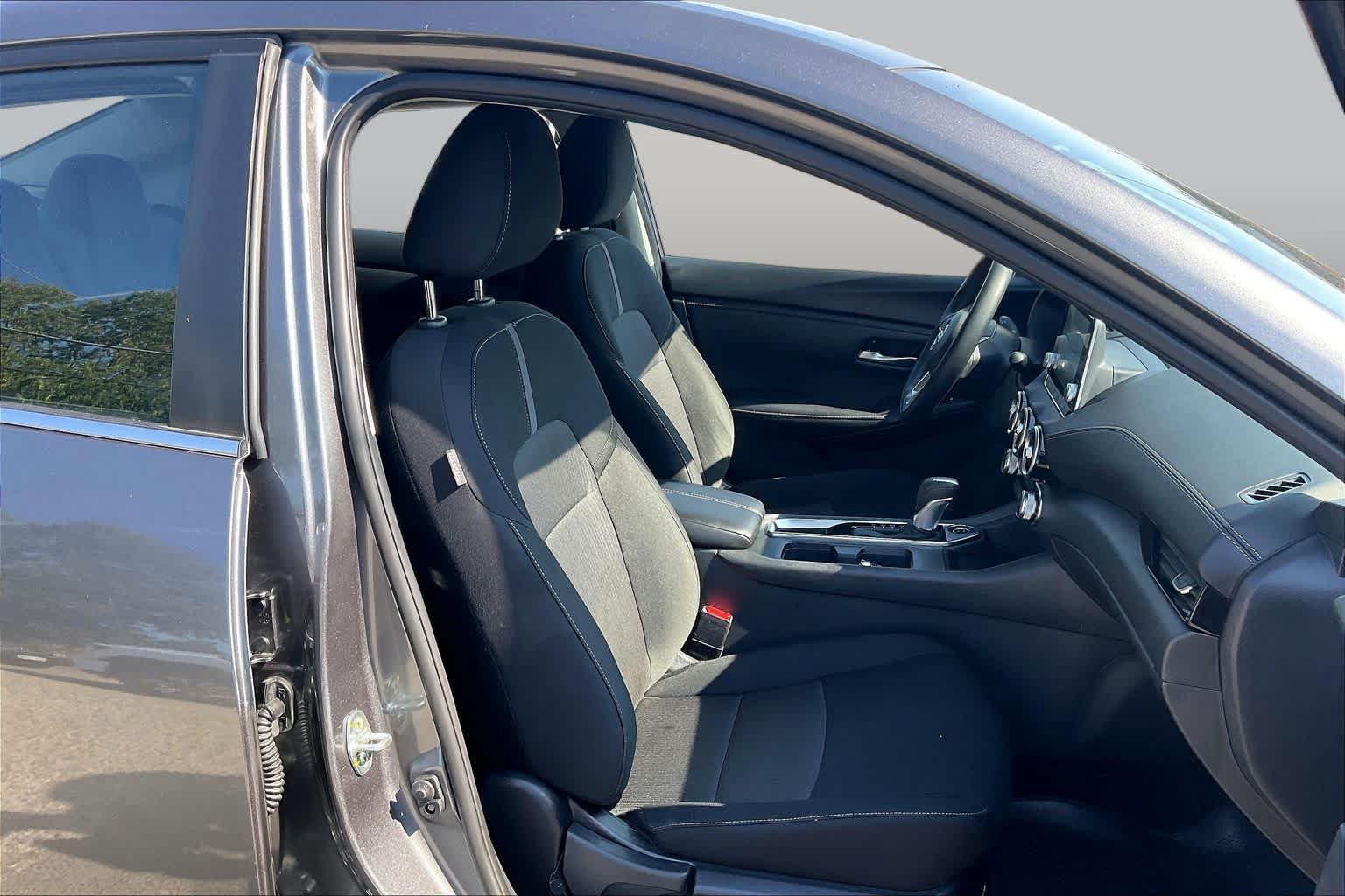 Used 2025 Nissan Sentra SV FWD image 9