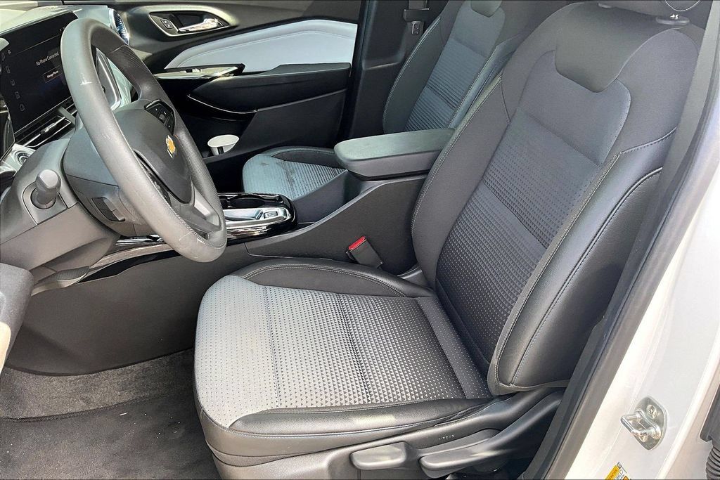 Used 2025 Chevrolet Trax LT FWD image 20