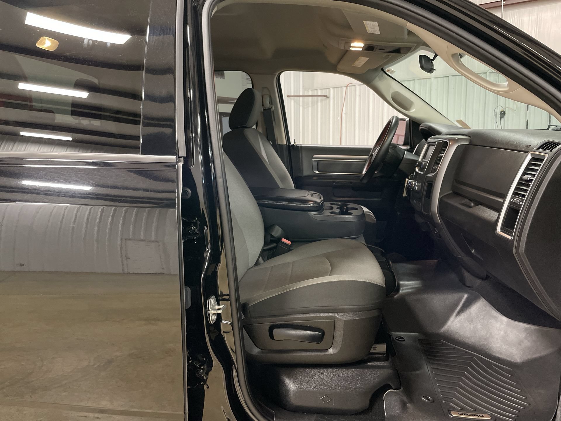 Used 2022 RAM 1500 Classic SLT AWD/4WD image 26