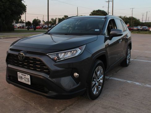 Used 2020 Toyota RAV4 XLE Premium FWD image 8