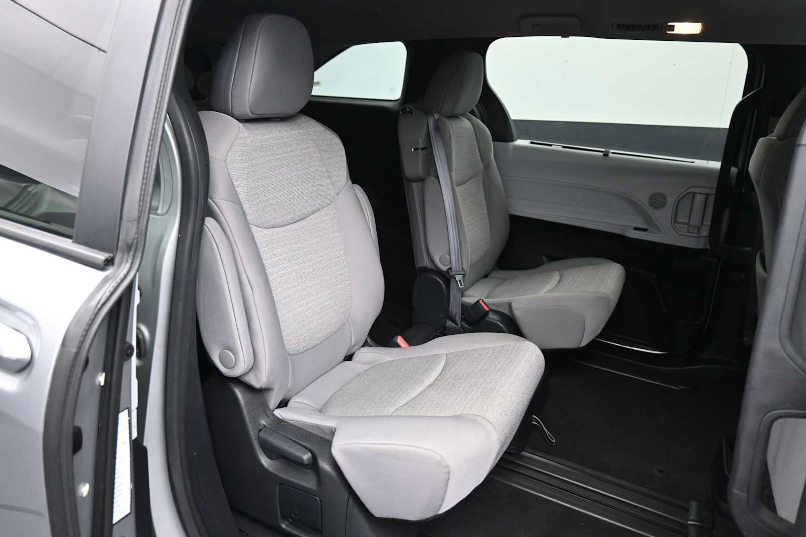 Used 2025 Toyota Sienna LE FWD image 24